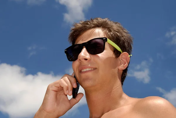 Jongen op het strand — Stockfoto