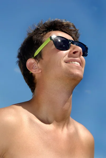 Jongen op het strand — Stockfoto