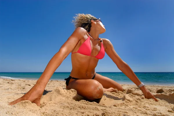 Kobieta na plaży — Zdjęcie stockowe