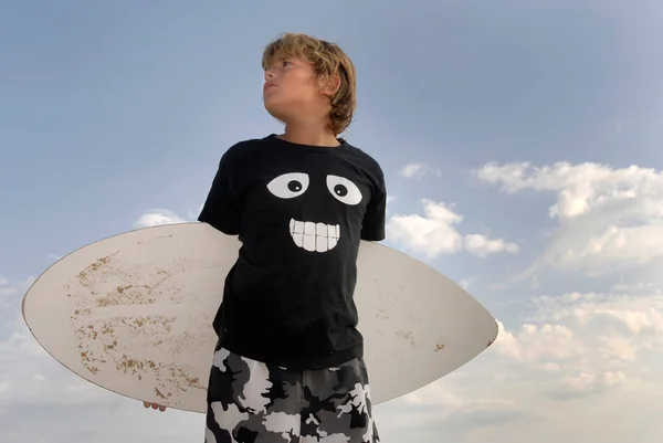 Niño con tabla de skim — Foto de Stock