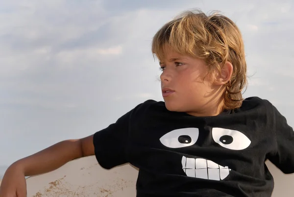 Niño con tabla de skim — Foto de Stock