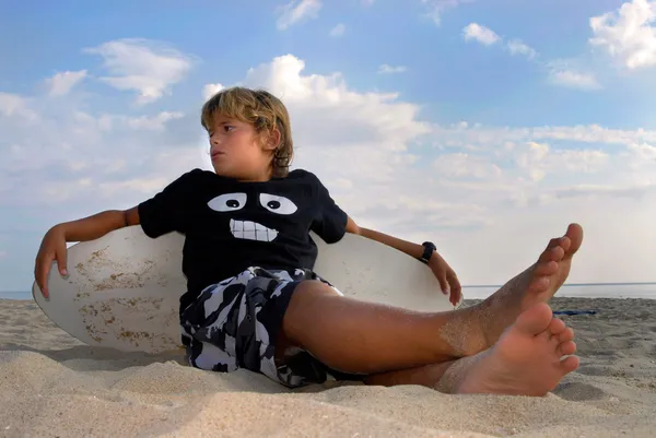 Niño con tabla de skim — Foto de Stock