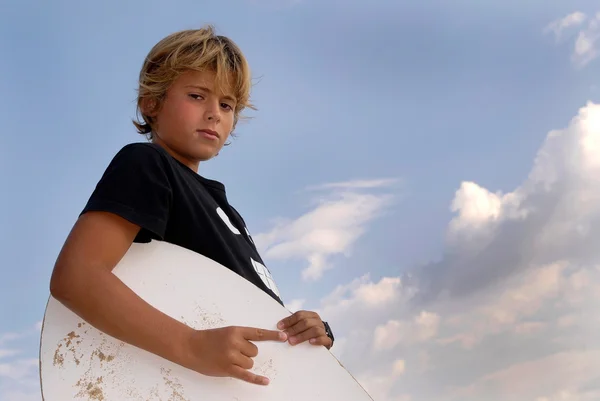 Rapaz com skim-board — Fotografia de Stock