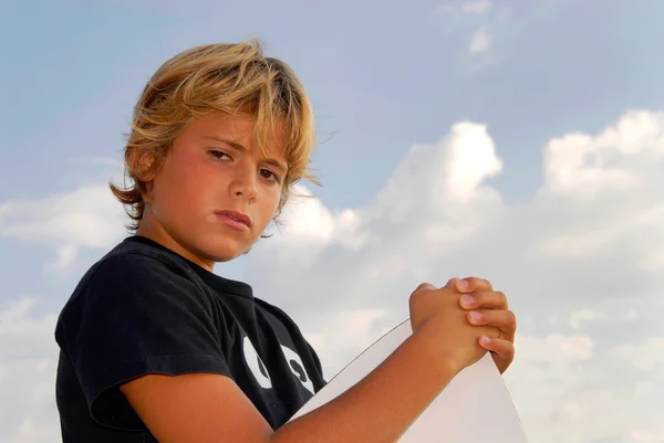 Pojke med skim-styrelsen — Stockfoto