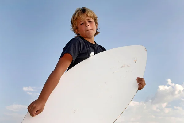 Niño con tabla de skim — Foto de Stock