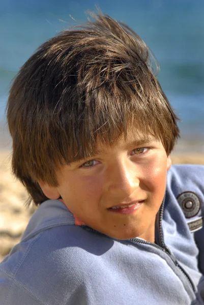 Jongen op het strand — Stockfoto