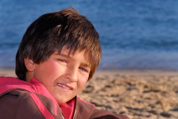 Jongen op het strand — Stockfoto