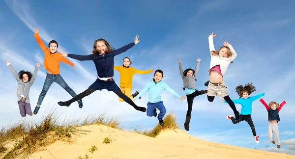 Kinder springen — Stockfoto
