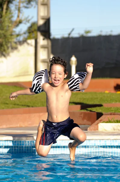 Jeune garçon dans la piscine — Photo