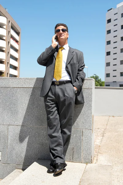 Affärsman med mobiltelefon — Stockfoto