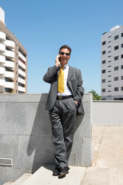 Homme d'affaires avec téléphone portable — Photo