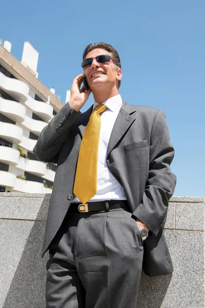 Homme d'affaires avec téléphone portable — Photo