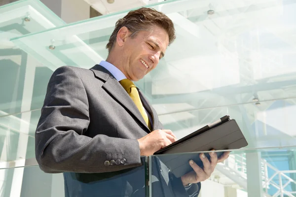 Empresário com tablet — Fotografia de Stock