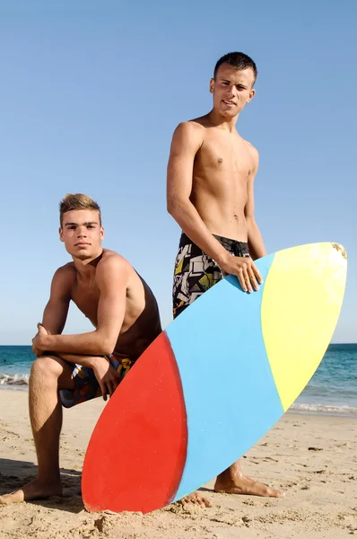 Пляжные мальчики — стоковое фото