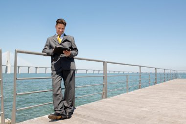 tablet ile işadamı