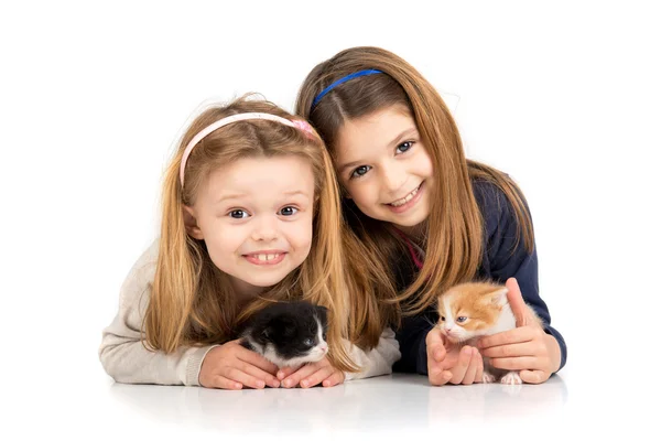 Chicas con gatitos — Foto de Stock