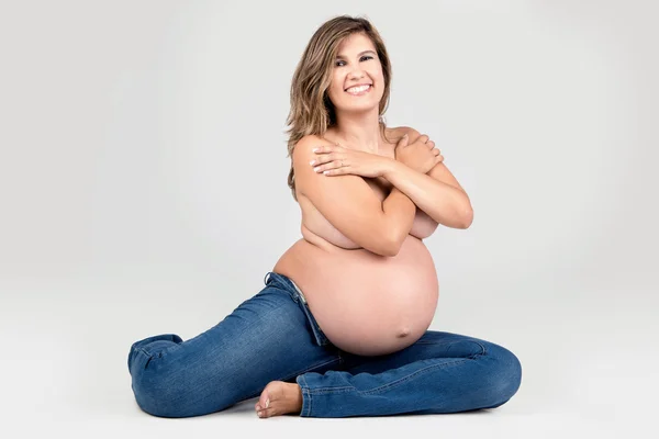 Gravid i jeans — Stockfoto