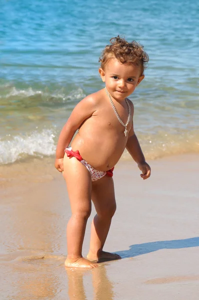 Baby in het strand — Stockfoto