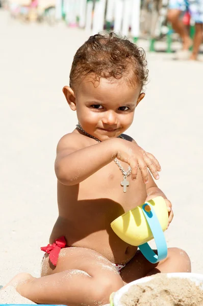 Baby in het strand — Stockfoto