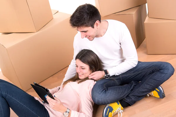 Gelukkige paar met vakken — Stockfoto