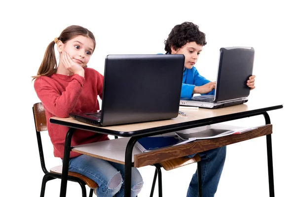 Niños con computadoras portátiles — Foto de Stock