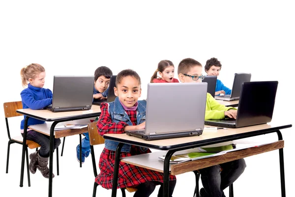 Sala de aula com computadores portáteis — Fotografia de Stock