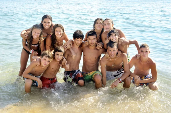 Šťastné dospívající na pláži — Stock fotografie
