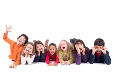 Bir grup çocuk surat yapıyor.