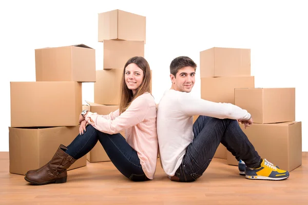 Pareja feliz con cajas — Foto de Stock