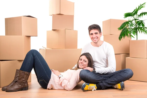 Casal feliz com caixas — Fotografia de Stock