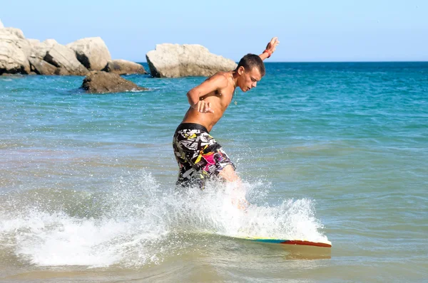 Tonåring surfing — Stockfoto