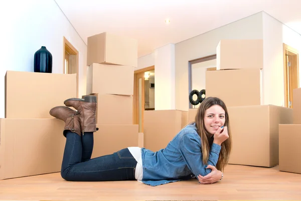 Chica con cajas — Foto de Stock