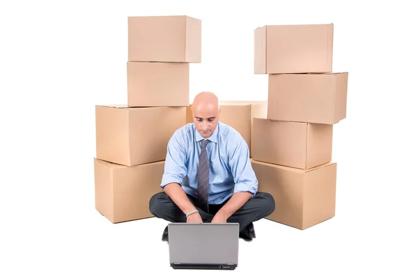 Biznesmen z pudełkami — Zdjęcie stockowe