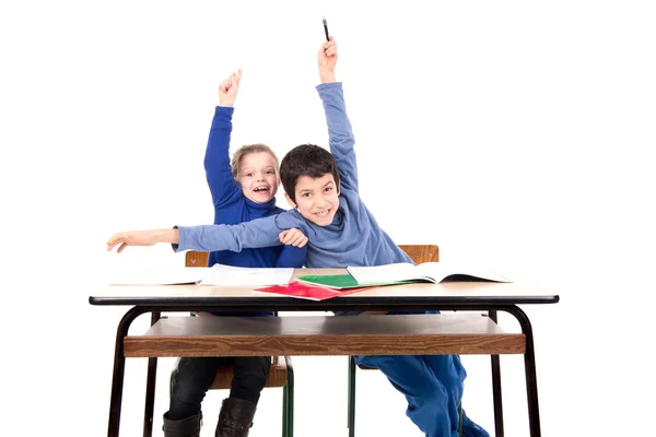 Crianças levantando as mãos — Fotografia de Stock