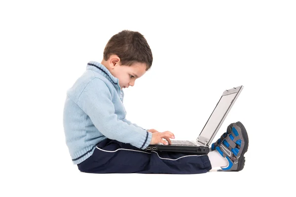 Хлопчик і ноутбук — стокове фото