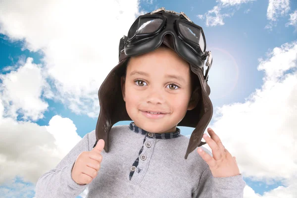 Мальчик в шлеме пилота — стоковое фото
