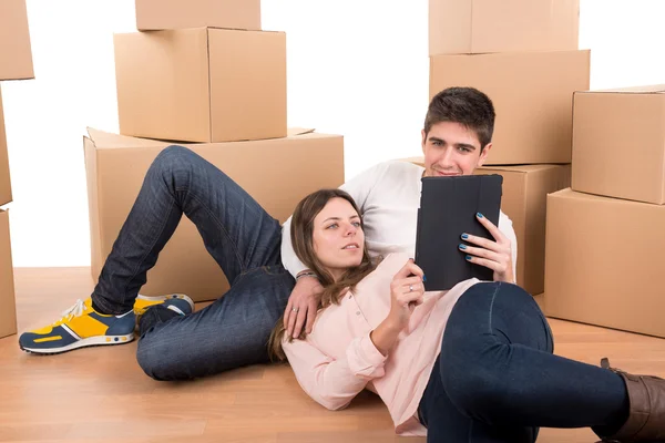 Happy couple with boxes — Stock Photo, Image