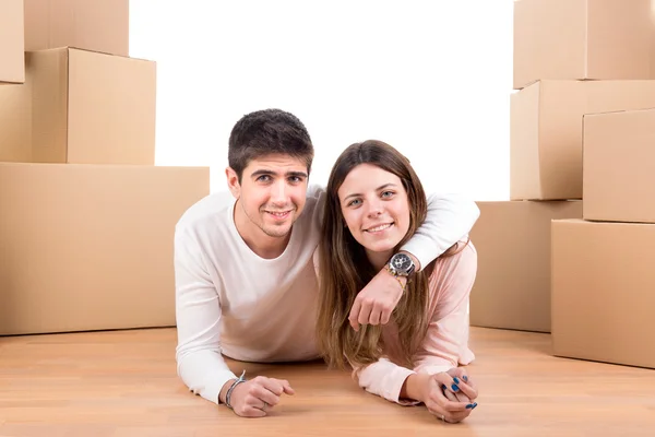 Casal feliz com caixas — Fotografia de Stock