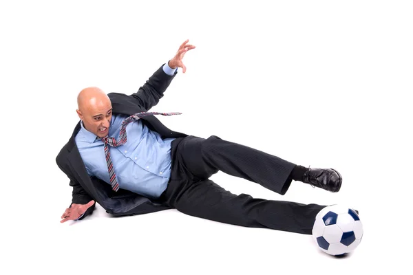 Бизнесмен играет в футбол — стоковое фото