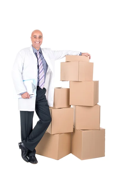 Бизнесмен с коробками — стоковое фото