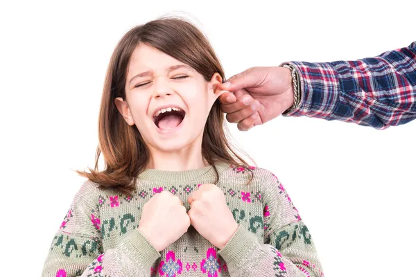 Menina sendo punida com puxar a orelha — Fotografia de Stock