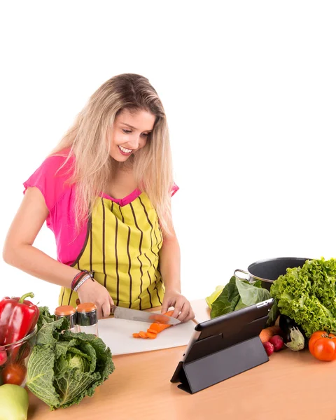 Mujer cocinando con la tableta para recetas — Foto de Stock