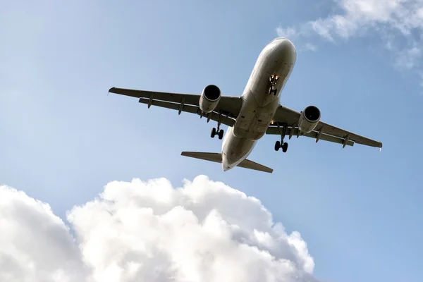 Avion de ligne se préparant pour l'atterrissage — Photo