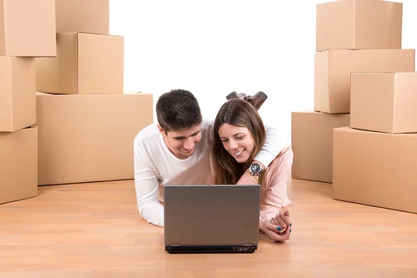 Pareja feliz con cajas — Foto de Stock