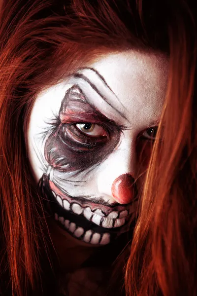 Ragazza con la pittura faccia clown spaventoso — Foto Stock