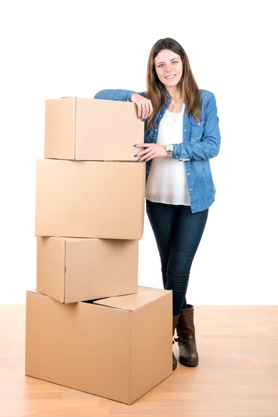 Hermosa chica con cajas de cartón — Foto de Stock