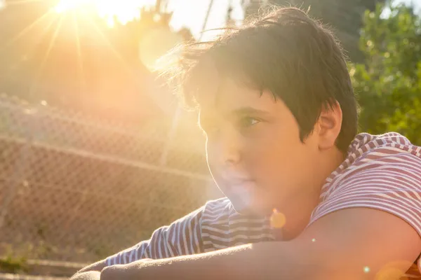 Menino Bonito Feliz Posando Livre Pôr Sol — Fotografia de Stock