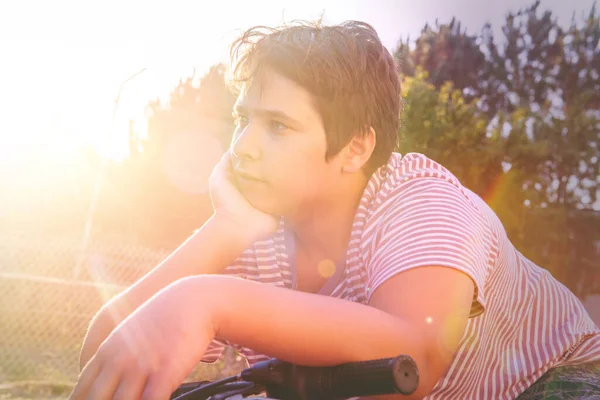 Junge Posiert Bei Sonnenuntergang Mit Fahrrad Freien — Stockfoto