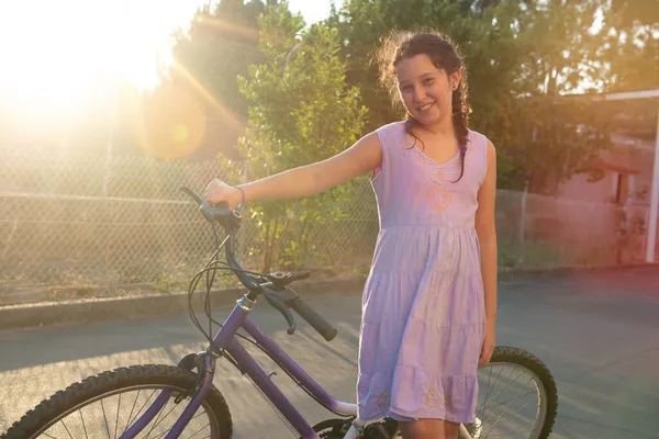 Glückliches Junges Mädchen Posiert Bei Sonnenuntergang Auf Einem Fahrrad Freien — Stockfoto