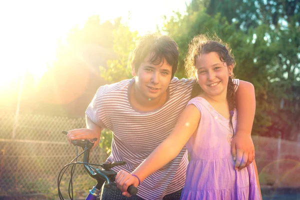 Couple Heureux Jeune Enfant Extérieur Coucher Soleil Avec Vélo — Photo